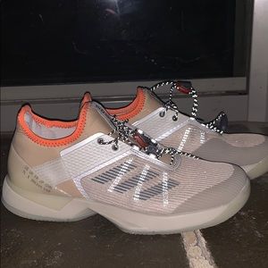 Super cute adidas women’s tennis sneaker !!